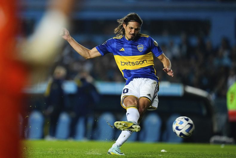 El delantero uruguayo Edinson Cavani remata un penal para Boca Juniors ante Racing, en los cuartos de final de la Copa Libertadores, el miércoles 30 de agosto de 2023 (AP Foto/Natacha Pisarenko)