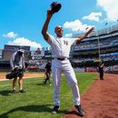 El exjugador de los Yankees de Nueva York, Mariano Rivera, es presentado durante la ceremonia del Día de las Leyendas (Old-Timers Day) de los Yankees antes de un partido de béisbol entre los Yankees de Nueva York y los Bravos de Atlanta, el sábado 8 de agosto de 2026, en Nueva York. (Foto AP/Yuki Iwamura)