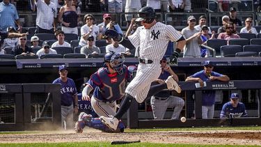 Harrison Bader de los Yanquis de Nueva York supera el lanzamiento al plato para anotar en la octava entrada frente a los Rangers de Texas el domingo 25 de junio del 2023. (AP Foto/Bebeto Matthews)