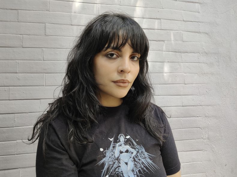 La cantautora mexicana Girl Ultra posa para un retrato durante una entrevista en la Ciudad de México, el 5 de julio de 2024. (Foto AP/Berenice Bautista)