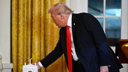 El presidente Donald Trump durante una cena para donantes que han contribuido para la construcción del nuevo salón de fiestas de la Casa Blanca, el miércoles 15 de octubre de 2025, en Washington. (AP Foto/John McDonnell)