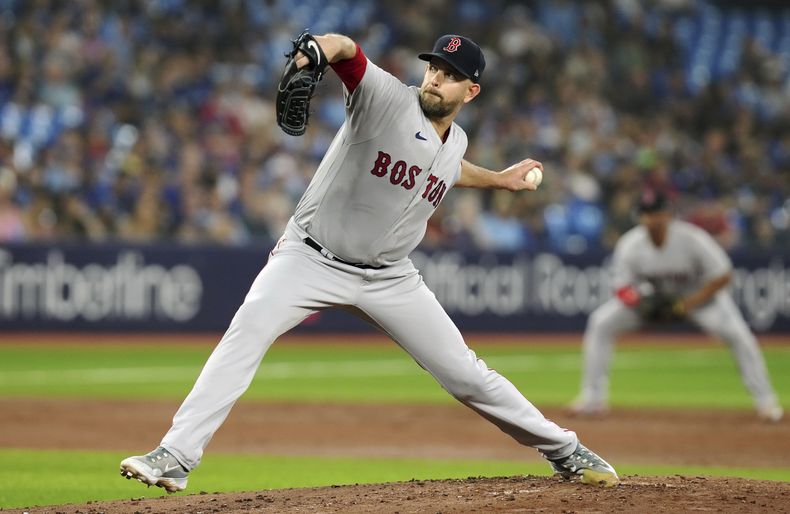 El lanzador de los Medias Rojas James Paxton trabaja la segunda entrada del juego ante los Azulejos de Toronto el viernes 30 de junio del 2023. (Chris Young/The Canadian Press via AP)