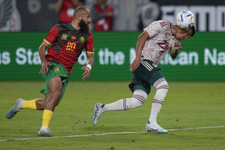 Jesús Gallardo, de la selección de México, controla el balón frente a Bryan Mbeumo, de Camerún, durante un partido amistoso disputado el sábado 10 de junio de 2023, en San Diego (AP Foto/Gregory Bull)