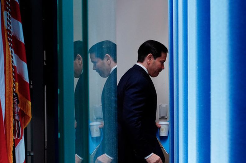 El secretario de Estado de Estados Unidos, Marco Rubio, se marcha tras hablar con periodistas en la Casa Blanca, en Washington, el martes 5 de mayo de 2026. (AP Foto/Jacquelyn Martin)