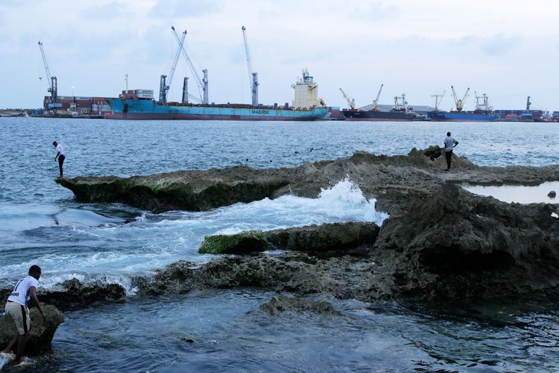 Varias personas disfrutan de la tarde en una playa pública en Mogadiscio, Somalia, el 6 de noviembre de 2025. (AP Foto/Farah Abdi Warsameh)