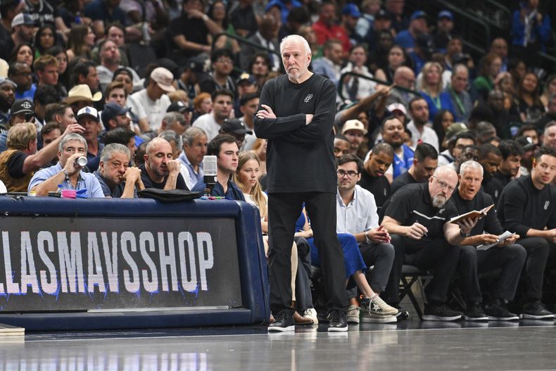 El entrenador de los Spurs de San Antonio Greg Popovich observa el encuentro ante los Mavericks de Dallas el jueves 24 de octubre del 2024. (AP Foto/Albert Pena)