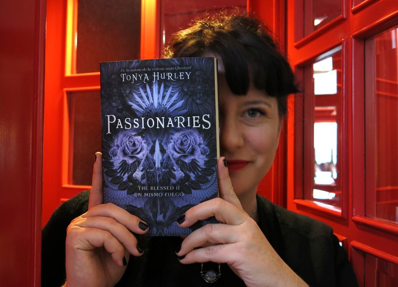 La escritora estadounidense Tonya Hurley posa con un ejemplar de su libro "Passionaries" de la saga "The Blessed", el mi&eacute;rcoles 3 de diciembre del 2014 en la Feria Internacional del Libro de Guadalajara, M&eacute;xico. Hurley, f