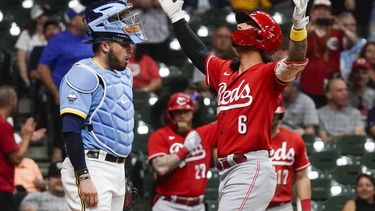 Rojos atacan temprano y derrotan 8-2 a Cerveceros