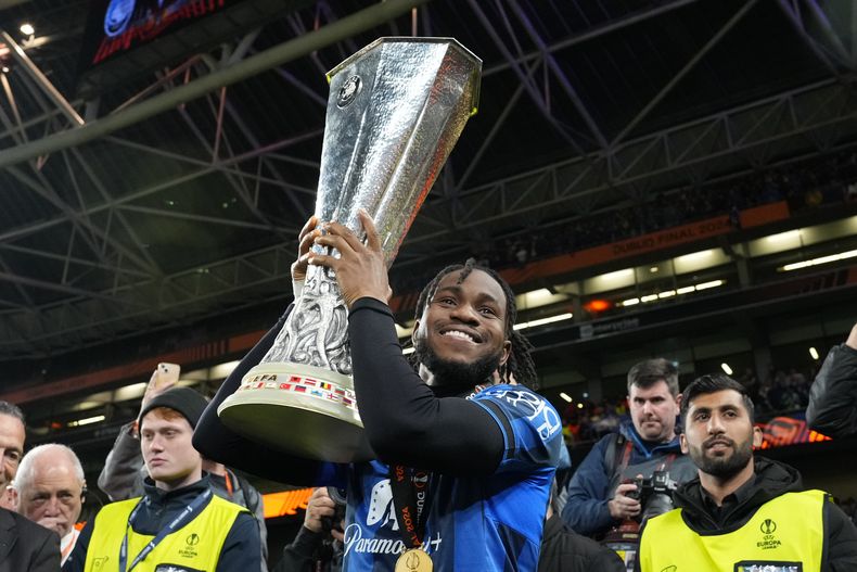 Ademola Lookman, del Atalanta, levanta el trofeo tras el triunfo sobre el Bayer Leverkusen en la final de la Liga Europa, el miércoles 22 de mayo de 2024 (AP Foto/Kirsty Wigglesworth)