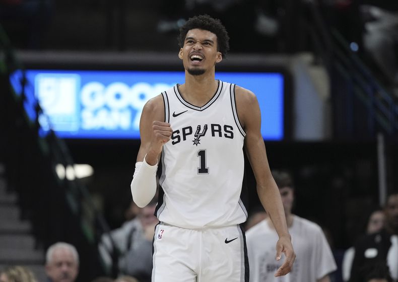 Victor Wembanyama, pívot de los Spurs de San Antonio, sonríe tras una jugada en el encuentro del viernes 31 de enero de 2025, ante los Bucks de Milwaukee (AP Foto/Eric Gay)