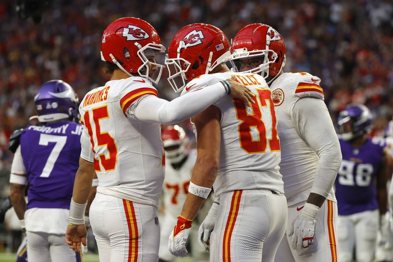 Travis Kelce (87) tight end de los Chiefs de Kansas City celebra con su compañero el quarterback Patrick Mahomes (izquierda), luego de atrapar un touchdown de 4 yardas durante la 2da mitad del juego ante los Vikings de Minnesotam en Mineápolis, el domingo 8 de octubre de 2023. (AP Foto/Bruce Kluckhohn)