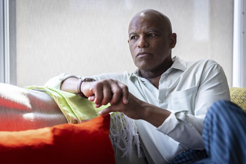 Gene Folkes, exconcursante de The Apprentice posa en su apartamento en Manhattan el miércoles 5 de junio de 2024, en Nueva York. Versiones sobre el comportamiento de Trump en The Apprentice han hecho resurgir acusaciones sobre si fue ofensivo con los concursantes negros en el programa. (Foto AP/Stefan Jeremiah)