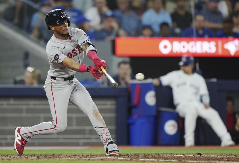 Ceddanne Rafaela, de los Medias Rojas de Boston, conecta un doble ante los Azulejos de Toronto en el encuentro del martes 18 de junio de 2024 (Nathan Denette/The Canadian Press via AP)