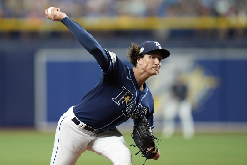 El abridor de los Rays de Tampa Bay, Tyler Glasnow realiza un lanzamiento ante los Marlins de Miami durante el primer episodio del juego del martes 25 de julio de 2023 en San Petersburgo, Florida. (AP Foto/Chris OMeara)