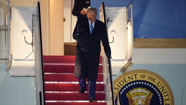 El presidente de Estados Unidos, Donald Trump, seguido por Elon Musk, llega en el Air Force One, el miércoles 19 de febrero de 2025 en la base conjunta Andrews, Maryland, tras regresar de Florida. (AP Foto/Mark Schiefelbein)