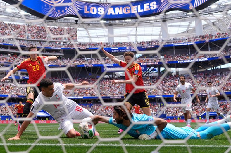 El portero de Irán Alireza Beiranvand (1) ataja un disparo durante el partido por el Grupo G del Mundial ante Bélgica, el domingo 21 de junio de 2026, en Inglewood, California. (AP Foto/Mark J. Terrill)