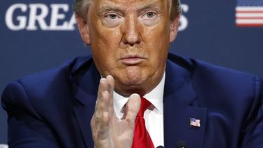 Trump firma decreto presidencial para cambios en la policía