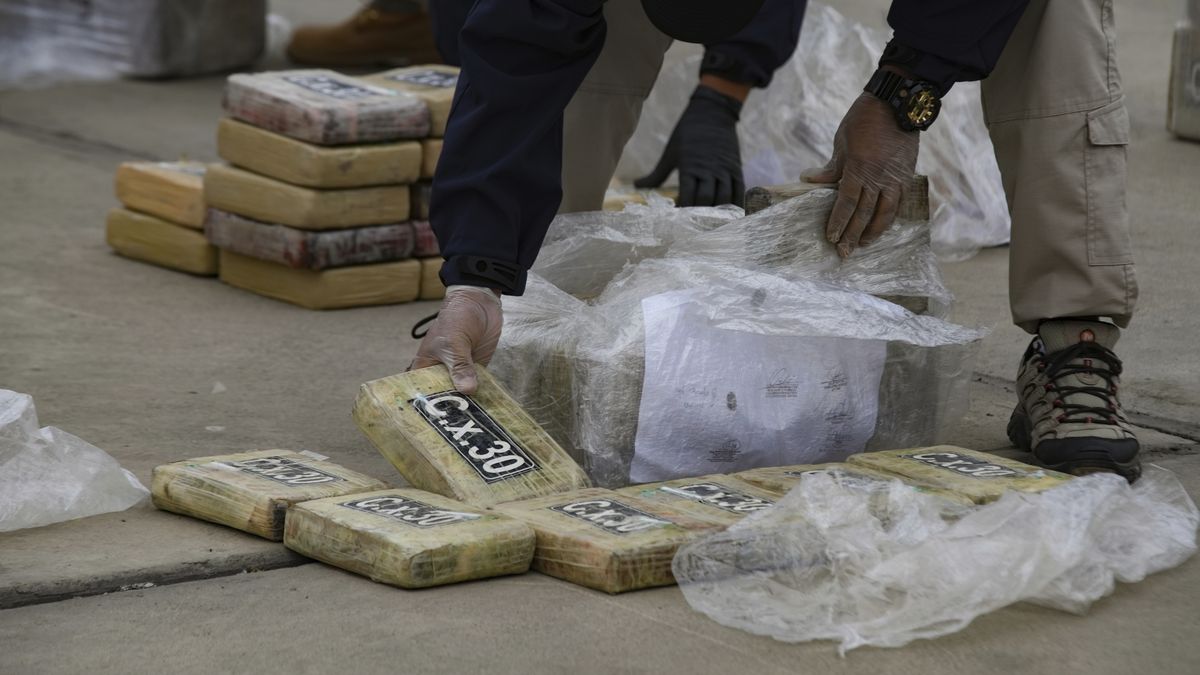 Perú incauta tres toneladas de cocaína en el Pacífico cerca de Ecuador