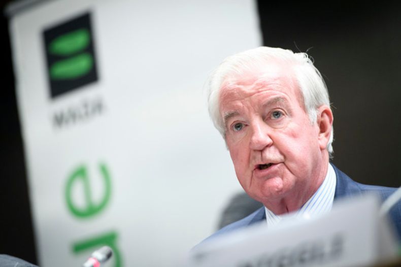 ARCHIVO - Craig Reedie, el entonces presidente de la Agencia Mundial Antidopaje, durante una reunión del organismo sobre el escándalo de dopaje ruso, en Lausana, Suiza, el 9 de diciembre de 2019. (Laurent Gillieron/Keystone vía AP)