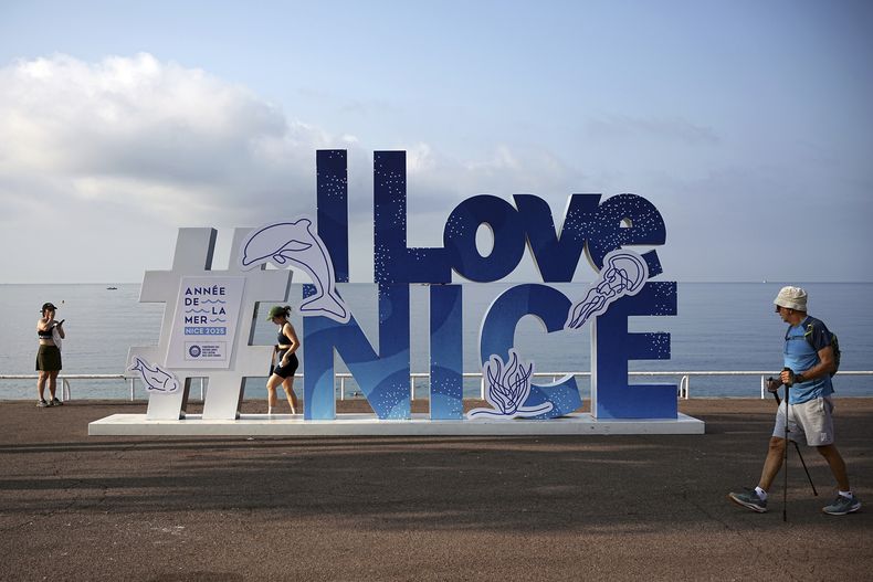 Una escultura en Niza, Francia, el 7 de junio del 2025, antes de una conferencia sobre medidas para proteger los océanos del mundo. (AP foto/Laurent Cipriani)