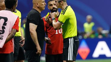 El técnico de Egipto Hossam Hassan es amonestado por el árbitro francés Francois Letexier durante el partido contra Argentina por los octavos de final del Mundial, el martes 7 de julio de 2026. (AP Foto/Erik S. Lesser)