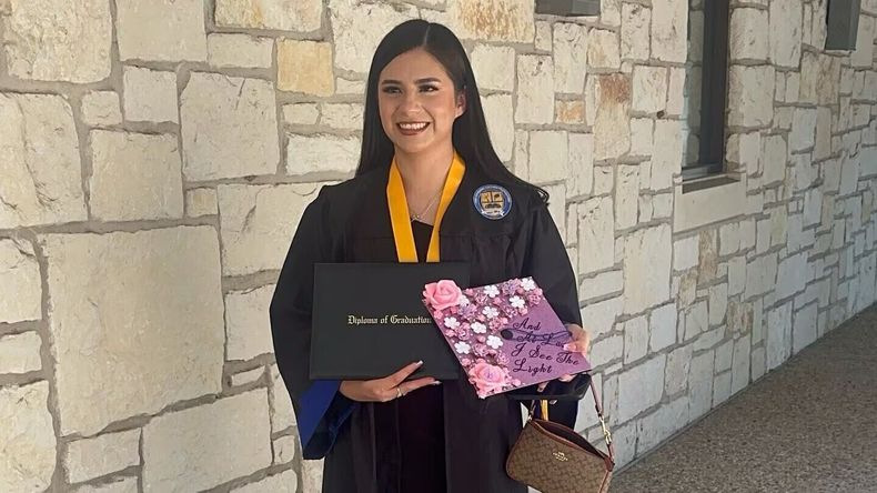 En esta foto sin fechar, proporcionada por su abogado Todd Pomerleau, Any Lucía López Belloza celebra su graduación de la preparatoria en Texas. (Abogado de Any Lucía López Belloza vía AP)