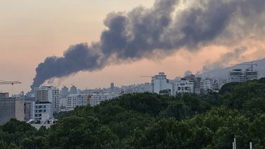 El humo se eleva desde el edificio de la televisora estatal iraní tras un ataque israelí en Teherán, Irán, el lunes 16 de junio de 2025. (AP Foto)