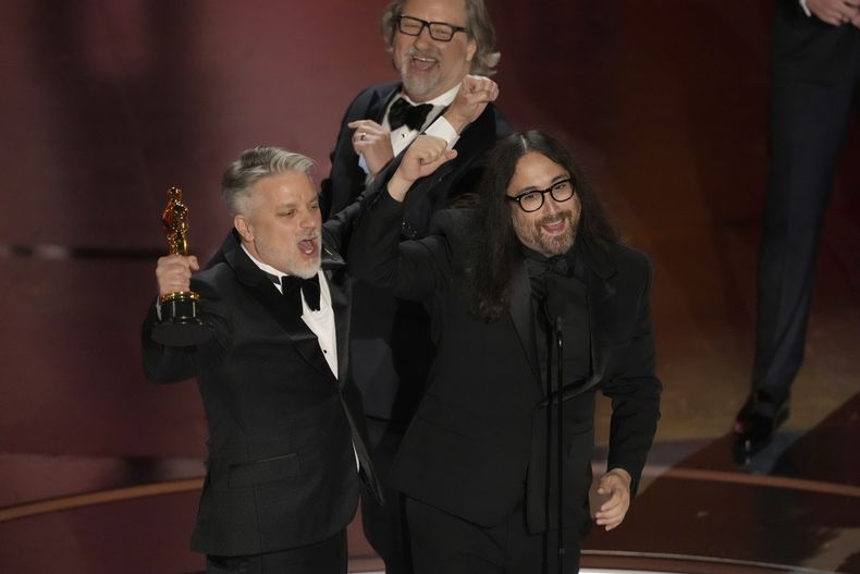 Dave Mullins, de izquierda a derecha, Brad Booker,y Sean Ono Lennon reciben el premio a mejor cortometraje animado por War Is Over! Inspired by the Music of John & Yoko en los Oscar el domingo 10 de marzo de 2024, en el Teatro Dolby en Los Ángeles. (Foto AP/Chris Pizzello)