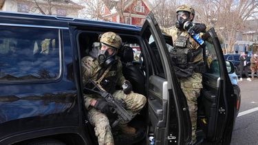Agentes federales se preparan para lanzar gas lacrimógeno a una multitud durante una protesta el lunes 12 de enero de 2026 en Minneapolis (AP Foto/Adam Gray)