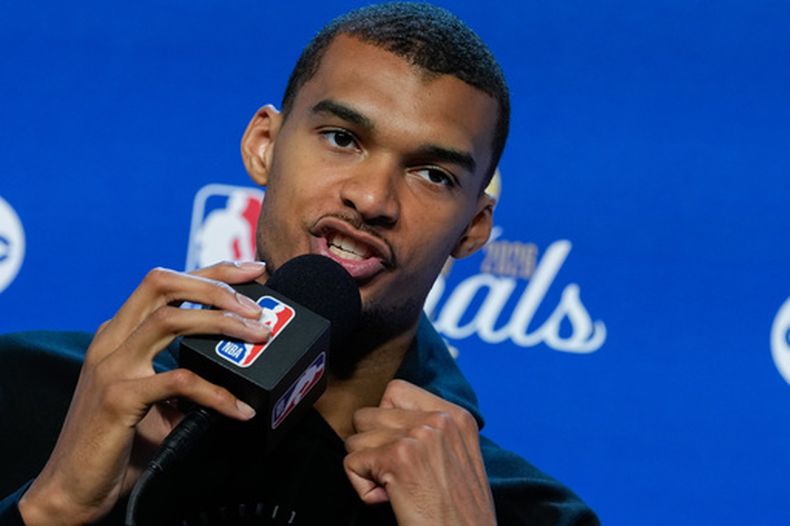 El delantero de los Spurs de San Antonio, Victor Wembanyama, habla durante una conferencia de prensa previo al Juego 5 de la serie de las Finales de la NBA contra los Knicks de Nueva York, el viernes 12 de junio de 2026, en San Antonio. (Foto AP/Ross D. Franklin)