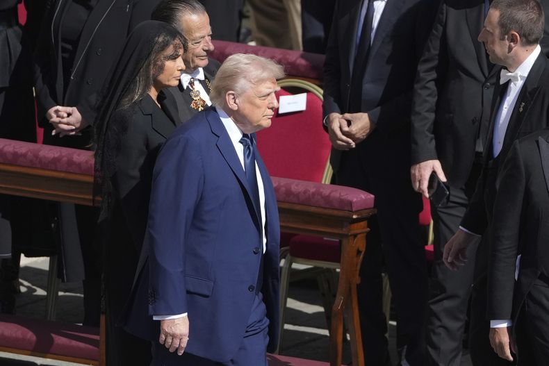El presidente de Estados Unidos, Donald Trump, y la primera dama, Melania Trump, llegan a la Plaza de San Pedro del Vaticano para el funeral del papa Francisco, el 26 de abril de 2025. (AP Foto/Markus Schreiber)