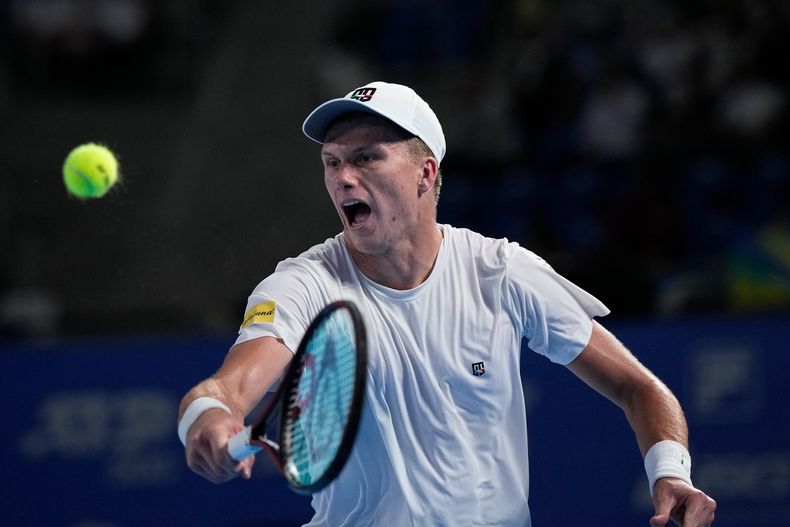 Jenson Brooksby ejecuta ante Taylor Fritz durante el partido de las semifinales individuales masculinas del torneo de tenis ATP 500 de Tokio en el Ariake Coliseum, en Tokio, el lunes 29 de septiembre de 2025. (AP Photo/Louise Delmotte)