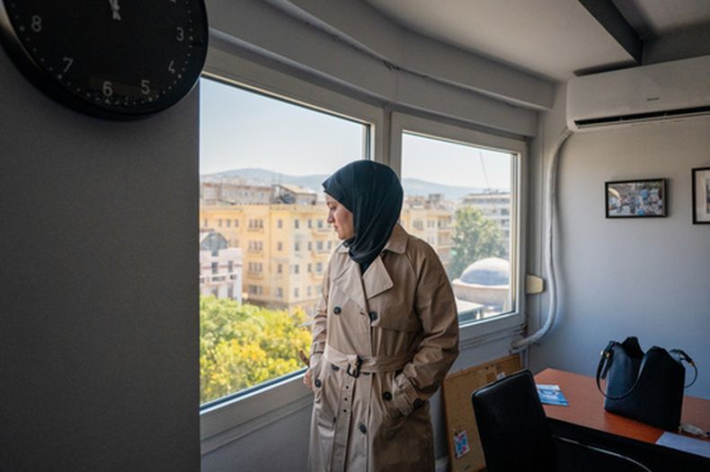 Wesam Hamada, madre de Hind Rajab, una niña palestina asesinada en Ciudad de Gaza en enero de 2024 cuando el auto en el que viajaba con familiares fue atacado por fuego israelí, mira por una ventana de un edificio de oficinas en una ubicación no revelada, el viernes 21 de agosto de 2026. (AP Foto/Giannis Papanikos) NOTA: Se eliminó la ubicación a petición de la afectada.
