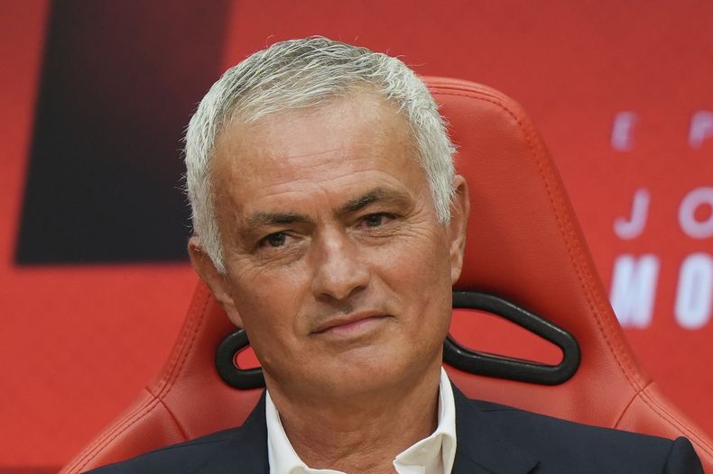 José Mourinho asiste a una conferencia de prensa en Lisboa, el jueves 18 de septiembre de 2025, anunciando su regreso a los banquillos en Portugal con el Benfica con un contrato de dos años. (AP Photo/Ana Brigida)