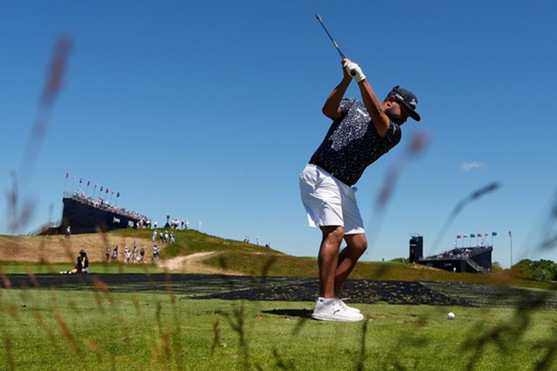 J.J. Spaun golpea la bola en el hoyo 12 durante una ronda de práctica antes del Abierto de Estados Unidos en Shinnecock Hills Golf Club en Southampton, Nueva York el lunes 15 de junio del 2026. (AP Foto/David J. Phillip)