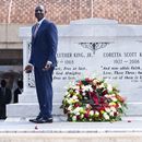 El presidente de Kenia, William Ruto, hace una pausa después de depositar una corona de flores en las tumbas de Martin Luther King Jr. y Corett Scott King, durante una visita al King Center, el lunes 20 de mayo de 2024, en Atlanta. (Foto AP/John Bazemore)