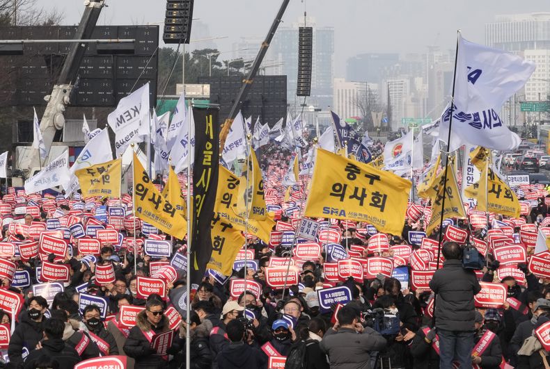 Médicos organizan una manifestación contra la política médica del gobierno en Seúl, Corea del Sur, el domingo 3 de marzo de 2024. Miles de médicos veteranos marcharon el domingo en Seúl para expresar su apoyo a los médicos en prácticas, que llevan casi dos semanas en huelga por un plan del gobierno de incrementar de forma drástica el número de plazas en las facultades de medicina. (AP Foto/Ahn Young-joon)