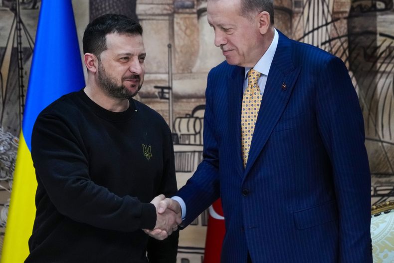 El presidente turco Recep Tayyip Erdogan, derecha, saluda al presidente ucraniano Volodymyr Zelenskyy al final de una conferencia de prensa conjunta tras su reunión en el palacio de Dolmabahce en Estambul, Turquía, el viernes 8 de marzo de 2024. (AP Foto/Francisco Seco)