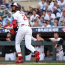 Byron Buxton, de los Mellizos de Minnesota, observa la trayectoria de su jonrón solitario contra los Dodgers de Los Ángeles durante la primera entrada de un partido de béisbol, el lunes 22 de junio de 2026, en Mineápolis. (Foto AP/Matt Krohn)