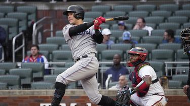 Avisail García de los Marlins de Miami tras conectar un sencillo en el noveno inning ante los Bravos de Atlanta, el jueves 27 de abril de 2023. (AP Foto/John Bazemore)