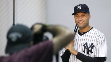 americateve | Derek Jeter, paracorto de los Yanquis de Nueva York, posa para un fot&oacute;grafo durante el D&iacute;a dr Fotos del equipo antes de una pr&aacute;ctica del entrenamiento de primavera, el s&aacute;bado 22 de febrero de 2014, en Tampa, Florida. (Foto AP/C