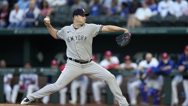 Gerrit Cole, de los Yanquis de Nueva York, labora en su apertura ate los Rangers de Texas, el jueves 27 de abril de 2023 (AP Foto/Tony Gutiérrez)
