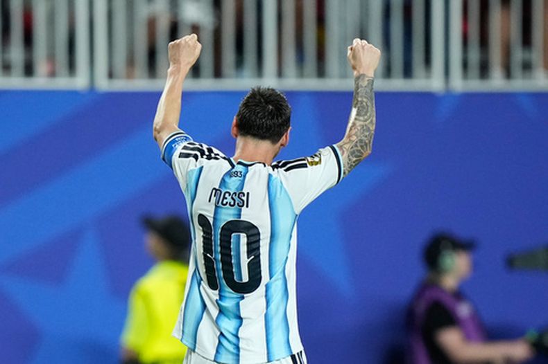 El argentino Lionel Messi celebra su tercer gol durante el partido por el Grupo J del Mundial ante Argelia, el martes 16 de junio de 2026, en Kansas City. (AP Foto/Charlie Riedel)
