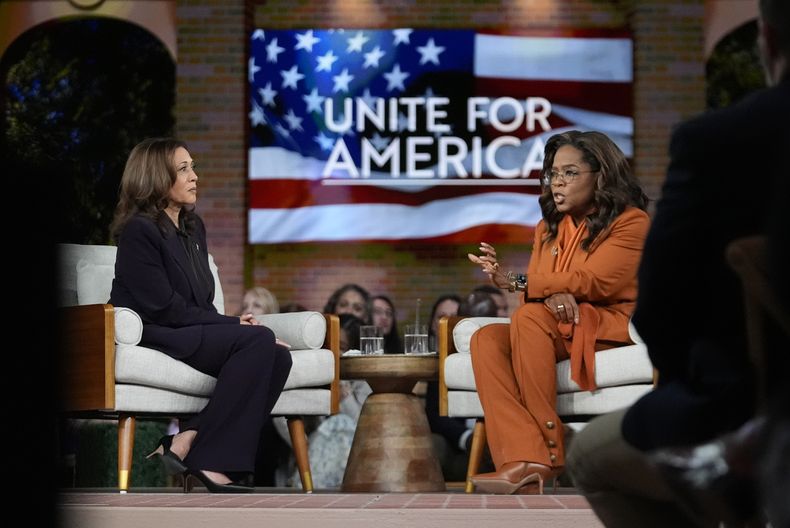 La candidata presidencial demócrata, la vicepresidenta Kamala Harris, en entrevista con Oprah Winfrey en el streaming Unite for America de Oprah, el jueves 19 de septiembre de 2024 en Farmington Hills, Michigan. (AP Foto/Paul Sancya)
