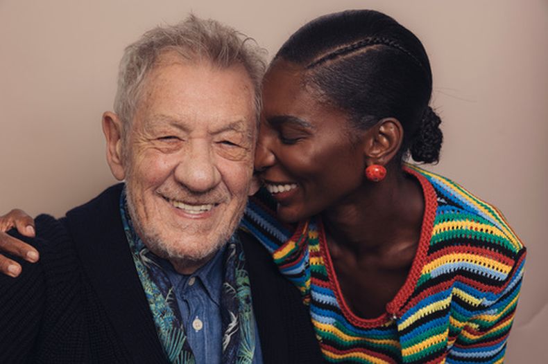 Los actores Ian McKellen, a la izquierda, y Michaela Coel posan para un retrato con el fin de promocionar The Christophers el jueves 9 de abril de 2026 en Nueva York. (Foto Victoria Will/Invision/AP)