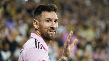 Lionel Messi saluda al público durante el partido entre Inter Miami y Los Ángeles FC, el domingo 3 de septiembre de 2023, en Los Ángeles. (AP Foto/Ryan Sun)