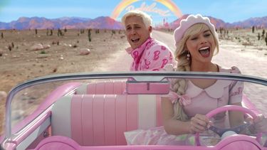 Ryan Gosling, izquierda, y Margot Robbie en una escena de Barbie en una imagen proporcionada por Warner Bros. Pictures. (Warner Bros. Pictures vía AP)