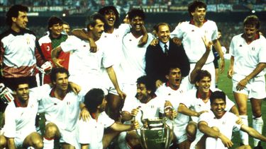 El presidente del Milan Silvio Berlusconi posa con los jugadores tras la victoria ante el Steaua Bucarest en la final de la Copa de Europa, el 24 de mayo de 1989, en Barcelona (Marco Ravezzani/LaPresse vía AP)