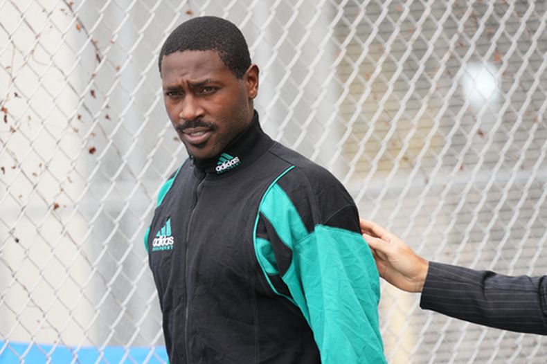 ARCHIVO - Antonio Brown camina tras ser liberado de una cárcel de Miami, el 13 de noviembre de 2025. (AP Foto/Lynne Sladky)