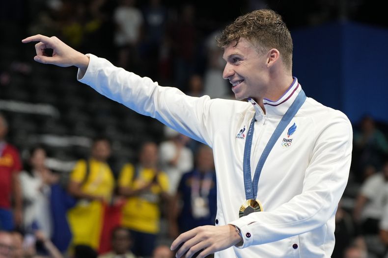 El medallista de oro francés Leon Marchand gesticula tras ganar la final de los 200 metros pecho de la natación de los Juegos Olímpicos de París, el miércoles 31 de julio de 2024, en Nanterre, Francia. (AP Foto/Matthias Schrader)
